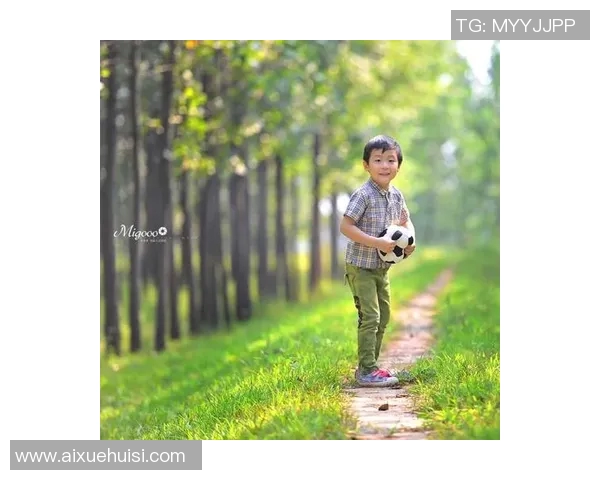 外国小哥精彩模仿足球明星动作引发热议网友纷纷点赞分享欢乐瞬间